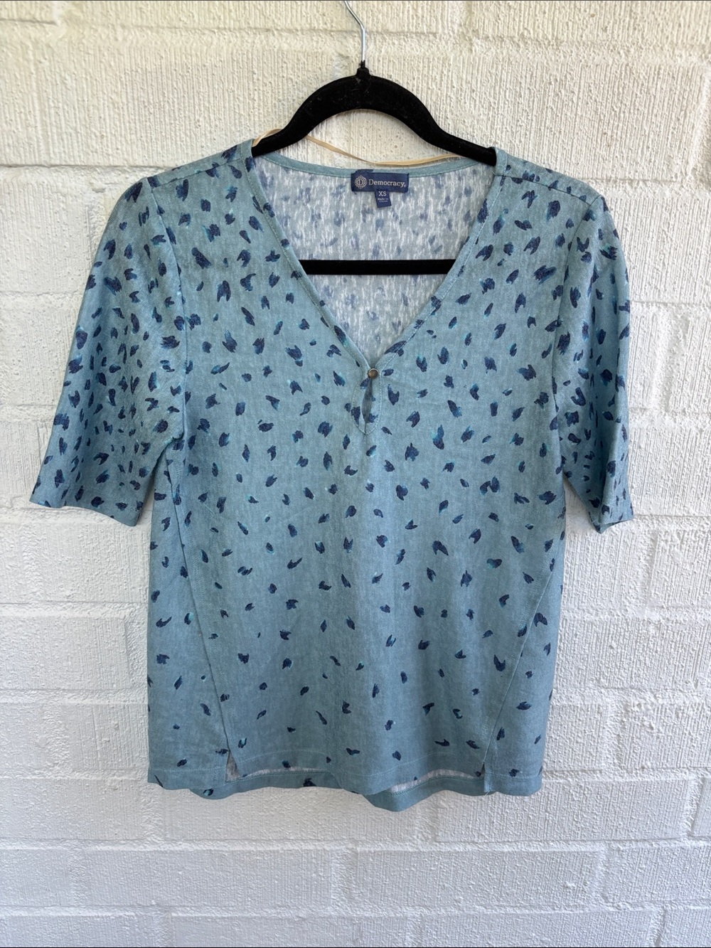 Democracy Light Blue Short Sleeve V-Neck Top with Navy Leaf Motif sz XS